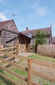 Nest Holiday Hideaway Wren Cottage-Beautiful Location in the Long Mynd Area of Outstanding Natural Beauty- WHIRLPOOL JACUZZI BATH!