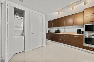 Luxury 1 BR Condo W Icon Brickell-Waterviews