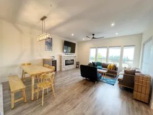 Front row for fireworks Brand new ski-in & out townhouse - Needles