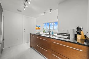 LOVELY 2 BR W ICON BRICKELL-WATERVIEWS -FREE SPA