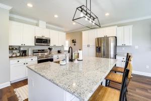 Autumn Retreat Pondside Cabin in Butler, TN