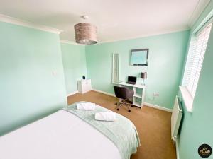 Modern 4 Beds House With FREE Parking