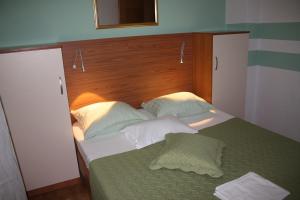 Apartments with parking space Makarska - 21911