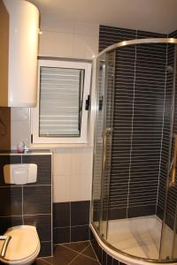 Apartments with parking space Makarska - 21911