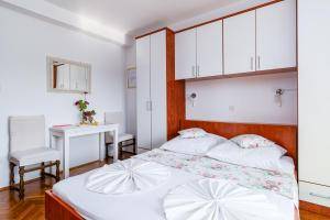 Apartments with parking space Banjol, Rab - 5022