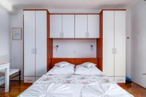 Apartments with parking space Banjol, Rab - 5022