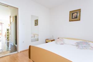 Apartments by the sea Seget Vranjica, Trogir - 1038