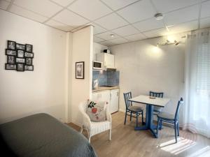 Studio lumineux avec balcon à 50m des Thermes - Animaux acceptés, Wifi, options confort disponibles - FR-1-451-176