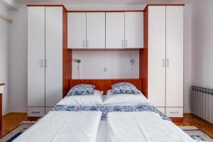 Apartments with parking space Banjol, Rab - 5022