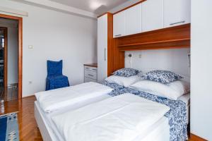 Apartments with parking space Banjol, Rab - 5022