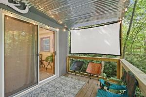 Cozy Mountain Chalet With Hot Tub Outdoor Movie Screen And Fire Place