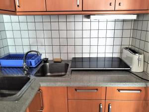 Planta Baja con Jardín, Amarre, y Parking en Zona Tranquila de Roses - ES-258-46