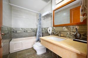 Suite with City View and Bathtub