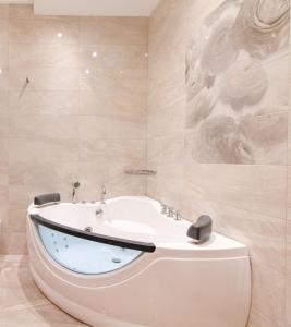 Stylish Corner Maisonette - Sunflower