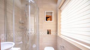 Stylish Corner Maisonette - Sunflower