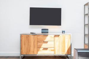 WESTFIELD BUNGALOW by BOURNECOAST - A Modern Bungalow with a Garden and Parking - Near the River and Local Shops - HB2079