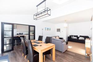 WESTFIELD BUNGALOW by BOURNECOAST - A Modern Bungalow with a Garden and Parking - Near the River and Local Shops - HB2079