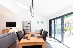 WESTFIELD BUNGALOW by BOURNECOAST - A Modern Bungalow with a Garden and Parking - Near the River and Local Shops - HB2079