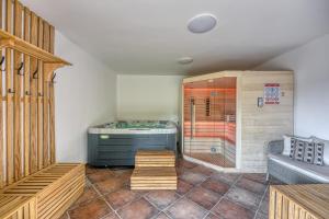 Gorgeous Chalet With Pool & Spa - Happy Rentals 