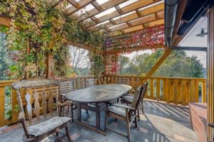 Gorgeous Chalet With Pool & Spa - Happy Rentals 
