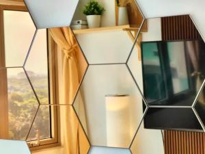 Cozy Oasis, Mountain + Skyline View, Free Pool