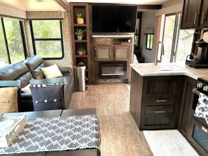 PRIVATE HILL COUNTRY GLAMPING RV