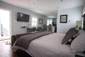 Hamilton Carriage A - Amazing Location, Courtyard