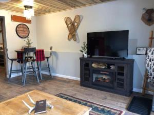 Fox Den Cozy Mountain Apt In GMF