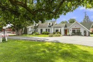 Blue Spruce Inn & Suites - بيتسفيلد