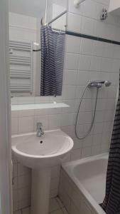 Appartements 10 min walk to metro Line 1, ApartHotel La Defense : photos des chambres