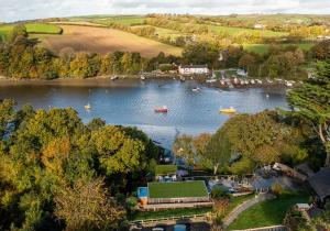 Chalon - A quirky hideaway on the river for 2