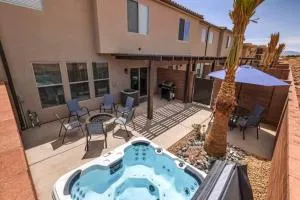 NEW Townhome - Private Hot Tub, Fire Pit & Pool at Quiet Vida-Sol Community - 华盛顿