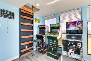 Walk to Beach Family-Friendly Galveston Home!