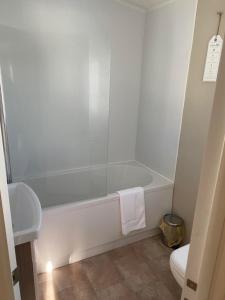 2 Bed, 2 Bath Lodge Style Caravan with Hot Tub & Private Garden at Patrington Haven Leisure Park