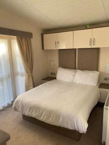 2 Bed, 2 Bath Lodge Style Caravan with Hot Tub & Private Garden at Patrington Haven Leisure Park