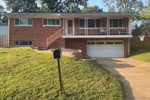 Two blocks front Grants Farm! Pets allowed fenced. - Sappington