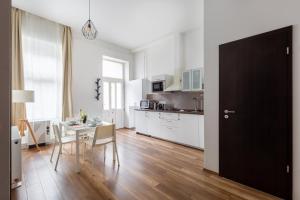 New, centrally located, but quiet 4 sleeper