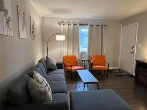 Modern & Cozy 2 bedroom home near downtown Shawnee - Merriam