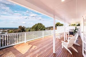 The Shack - Sunny Beach House Sweeping Water Views