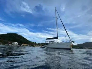 Le Voilier dans la baie des Saintes - Grande Anse
