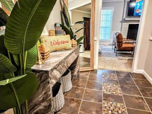 VillaQuèFrancia near Elvis Presley's Graceland 6 mins from Airport, Shuttle, & Rental Vehicle