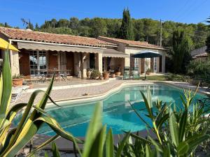 Detached villa with private pool and wide view near the village of Lorgues