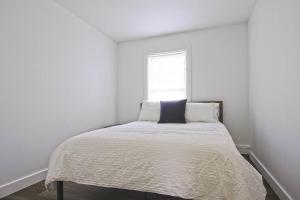 Downtown Prestige: Parking, King Bed, Sleeps 6