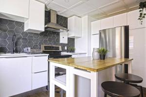 Downtown Prestige: Parking, King Bed, Sleeps 6