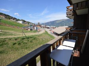Studio rénové au pied des pistes avec balcon et cuisine équipée - FR-1-755-9