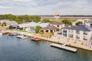 Luxury Waterfront Canal Estate With Private Jetty - Pet Friendly - Wonnerup