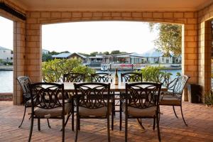 Luxury Waterfront Canal Estate With Private Jetty - Pet Friendly
