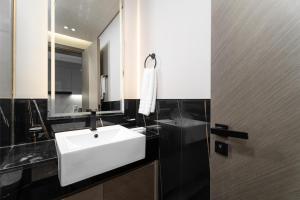 Aliving Stylish Studio Binghatti Canal view & Burj Khalifa