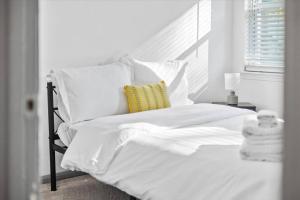 Modern Comforts with 4BD-3BR Sleeps 8