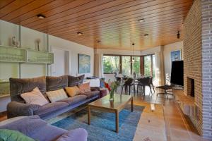 La Maison Fleurie - Sunny holiday home with large garden, parking, within walking distance of the sea